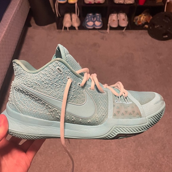Somewhat used, Basketball shoes(Nike Kyrie 3’s) - Picture 3 of 3